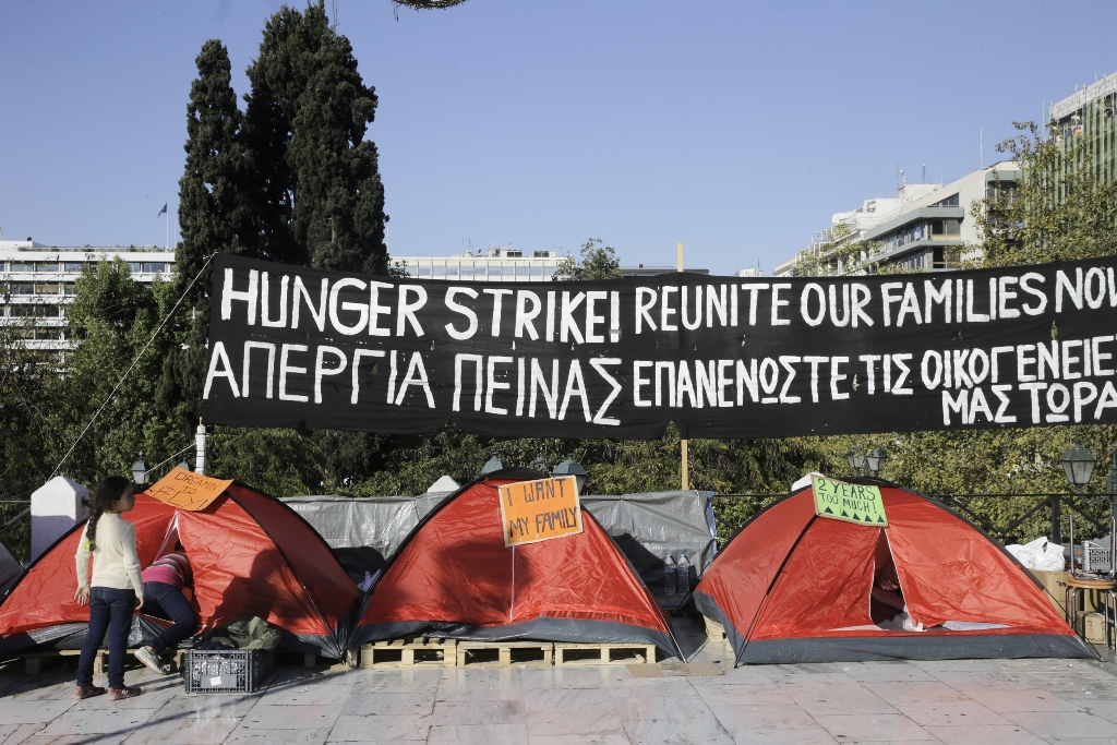 A group of refugees stage a protest, demanding to reunion with their families, in front of the parliament building in Athens, Greece on November 02, 2017.  Ayhan Mehmet - Anadolu Agency 
