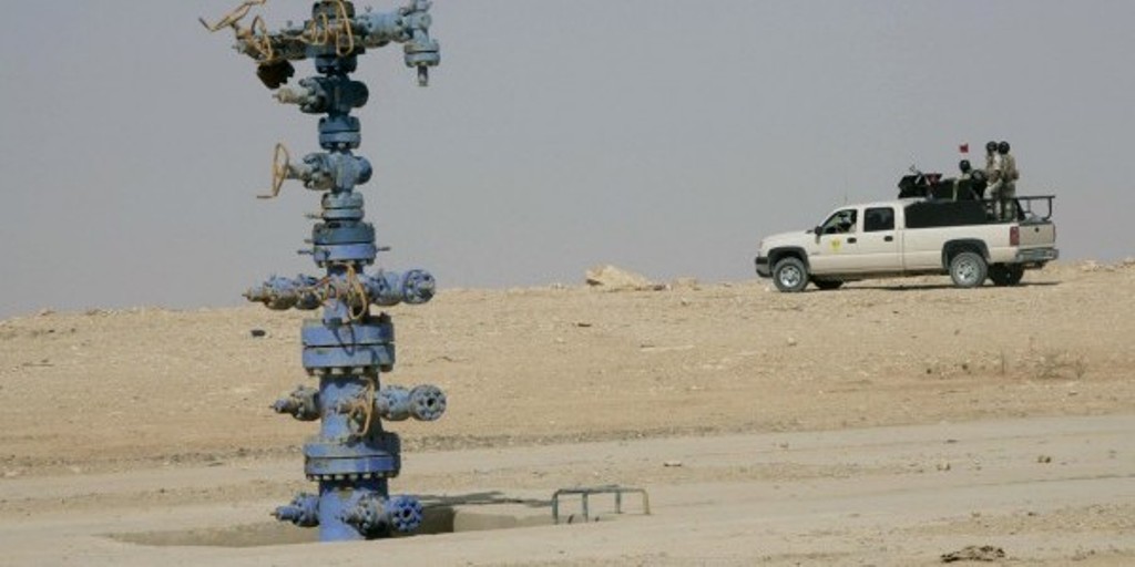 (File Photo) An Iraqi army vehicle secures the Akkas gas field in the western desert of Iraq October 19, 2010. (ALI AL-MASHHADANI/Reuters)