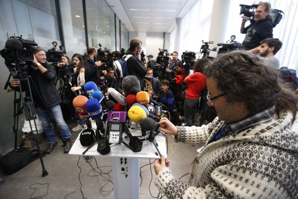 A picture taken on November 5, 2017 shows the press ahead of a press conference of the public prosecutor's office in Brussels regarding Catalan leader Puigdemont in Brussels.  AFP / NICOLAS MAETERLINCK