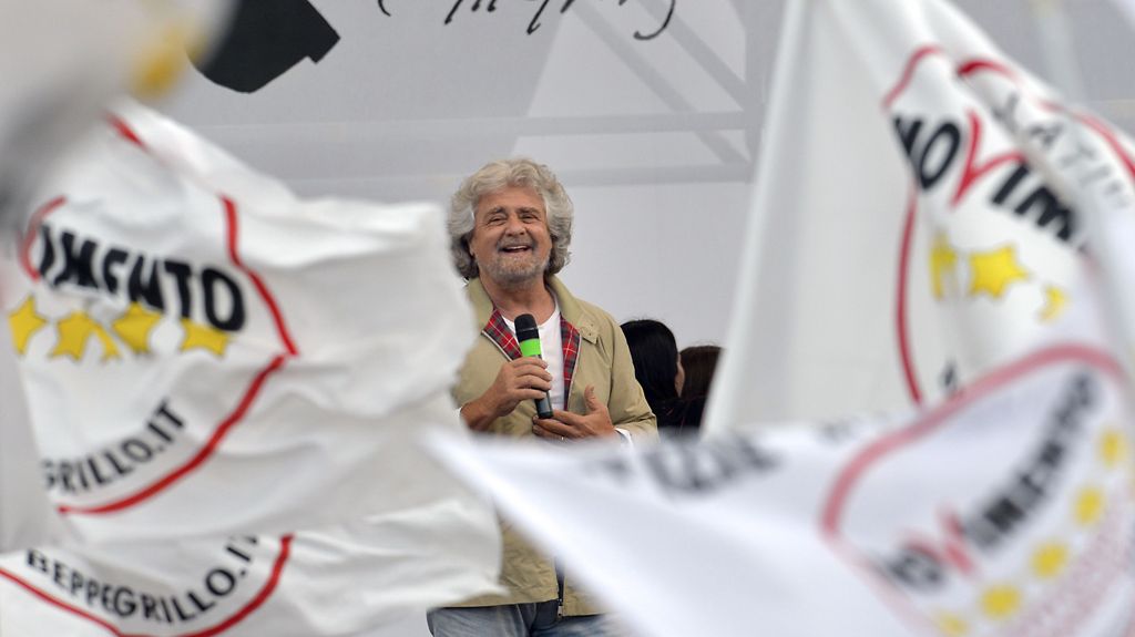 (File Photo) This file photo taken on May 23, 2014 shows Italian anti-establishment 5-Star Movement (M5S) party leader, Beppe Grillo, giving a speech as supporters wave flags in Rome's Piazza San Giovanni.  AFP / Andreas SOLARO
