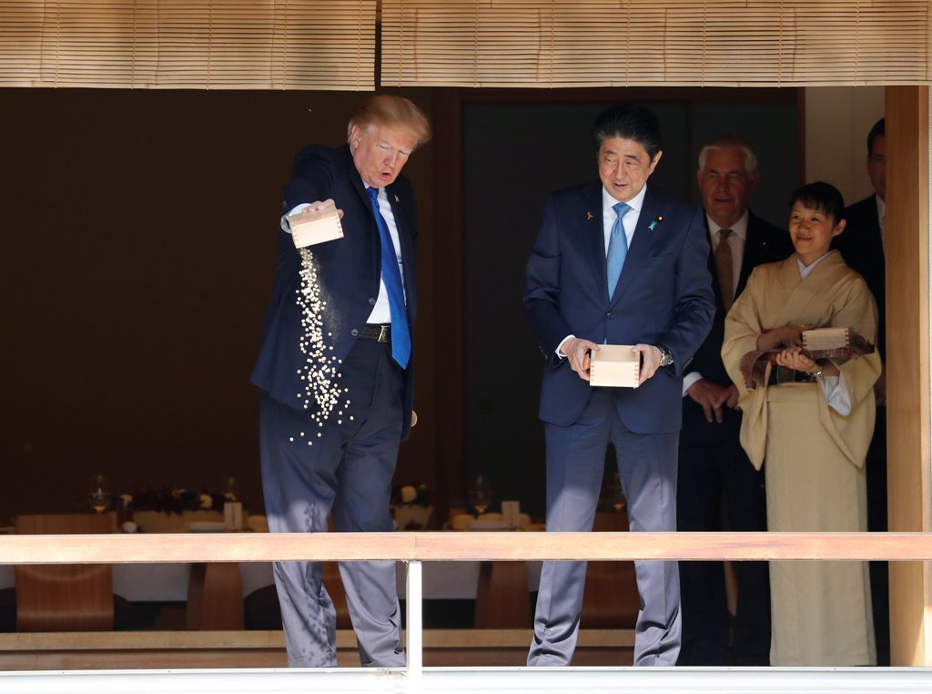 US President Donald Trump and Japan's Prime Minister Shinzo Abe feed carps before their working lunch at Akasaka Palace in Tokyo, Japan November 6, 2017. REUTERS/Jonathan Ernst