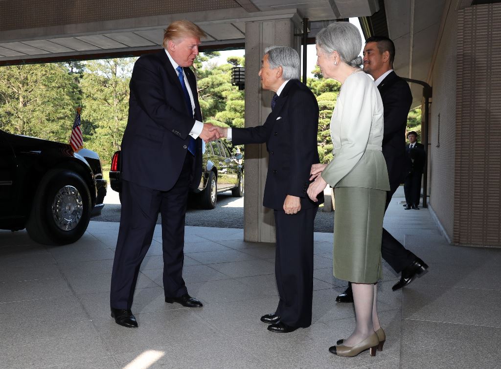 US President Donald Trump (L) shakes hands with Emperor Akihito (C) as Empress Michiko looks on at the Imperial Palace in Tokyo on November 6, 2017. AFP / POOL / Eugene Hoshiko