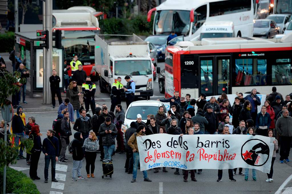Picketers block the Placa Cerda square in Barcelona during a general strike to protest the jailing of eight sacked regional lawmakers on November 8, 2017. / AFP / Josep LAGO.