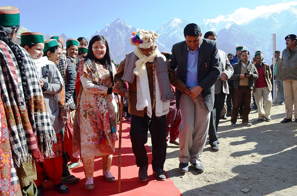 Indian voter Shyam Saran Negi (C), 100, arrives to vote in the northern Himachal Pradesh state elections in Kalpa, around 145 miles from the state capital Shimla, on November 9, 2017.  AFP / STR
