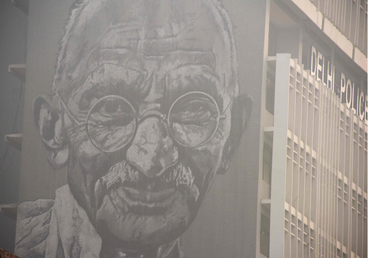 This photo taken on November 10, 2017 shows a street art painting of Indian independence icon Mahatma Gandhi on a building in New Delhi. AFP / Dominique Faget