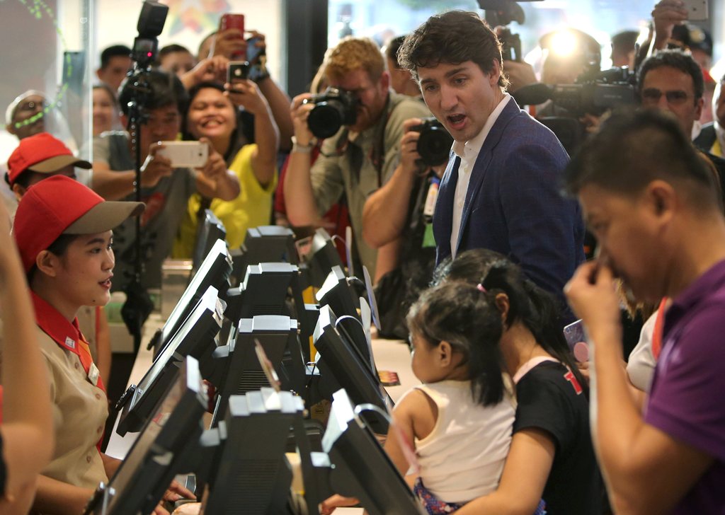 Canada's Prime Minister Justin Trudeau orders food at a counter during his visit at a Jollibee fast food restaurant in Tondo city, metro Manila, Philippines November 12, 2017. (REUTERS/Czar Dancel)