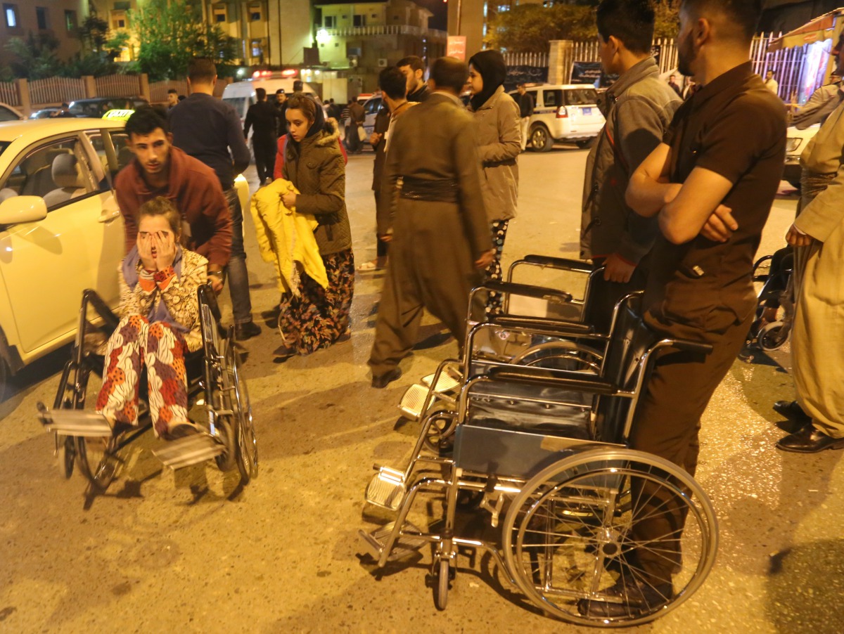 Wounded people arrive to receive treatment at Sulaymaniyah Hospital after a 7.2 magnitude earthquake hit northern Iraq in Sulaymaniyah, Iraq on November 12, 2017. (Feriq Fereç - Anadolu Agency)