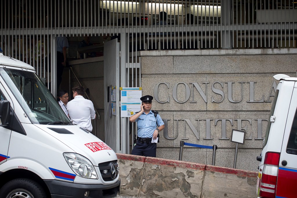 A police officer stands guard at the entry to the US consulate in Hong Kong after a suspicious envelope sparked a security alert on the premises on November 13, 2017. AFP / Vivek Prakash 
