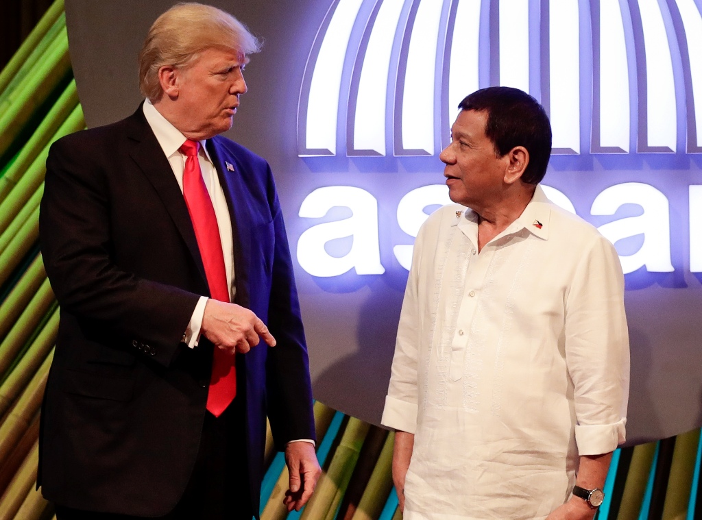 US President Donald J. Trump (L) talks to Philippine President Rodrigo Duterte (R) before the opening ceremony of the 31st Association of Southeast Asian Nations (ASEAN) Summit in Manila on November 13, 2017.  / AFP / POOL / Mark R. CRISTINO