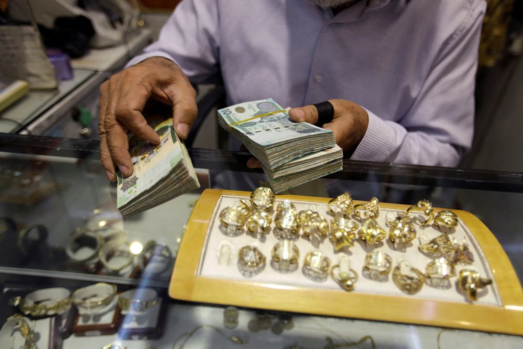 A man displays Libyan Dinar banknotes in a jewellery store in the old city of Tripoli, Libya October 26, 2017. Picture taken October 26, 2017. REUTERS/Ismail Zitouny
