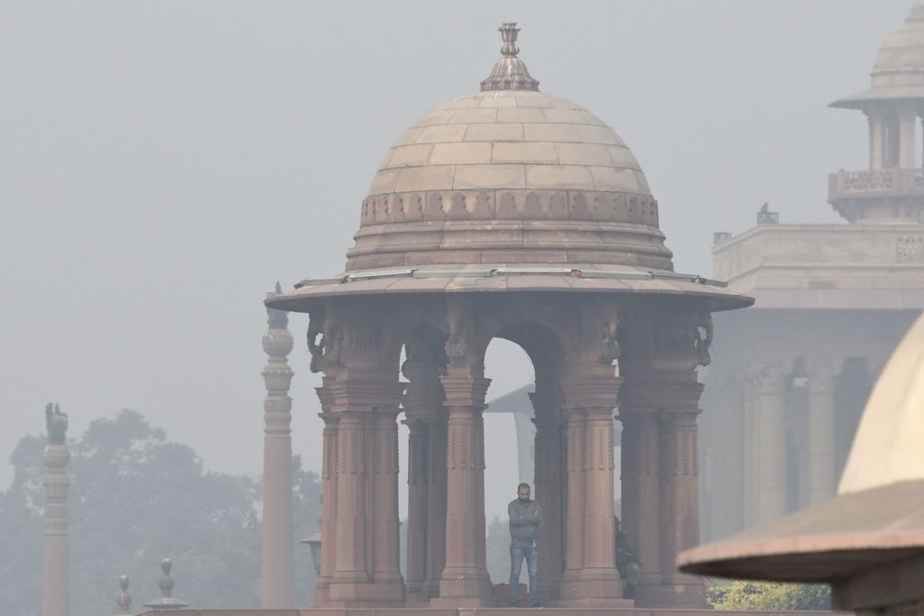 Indian government department buildings are shrouded by heavy smog in New Delhi on November 16, 2017. / AFP / DOMINIQUE FAGET