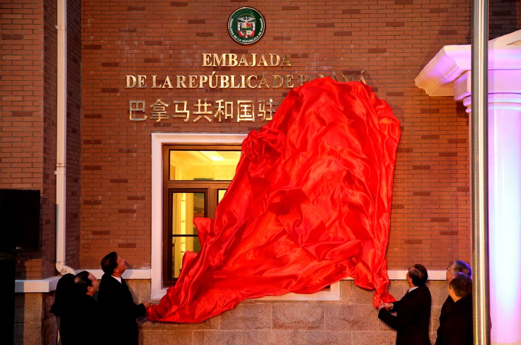 Panama's President Juan Carlos Varela (L) and China's Foreign Minister Wang Yi (R) attend the inauguration of the Panama embassy in Beijing on November 16, 2017.  AFP / POOL / JASON LEE
