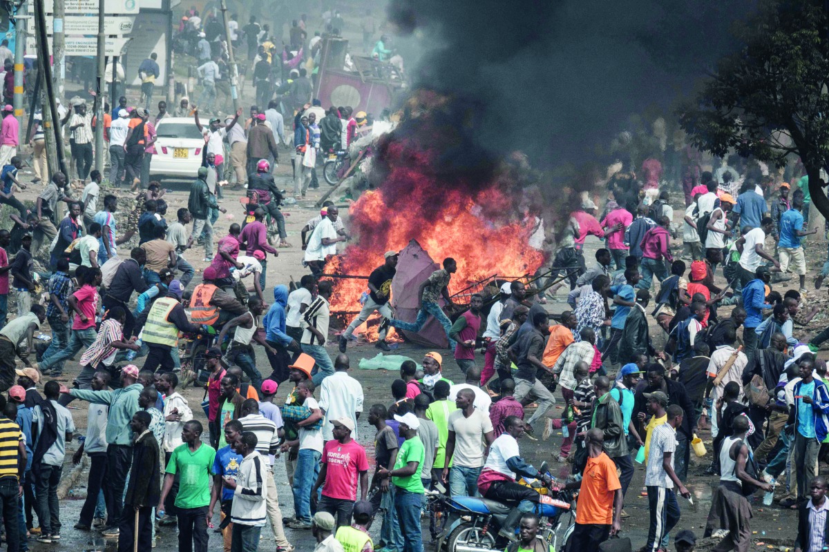 Supporters of Kenyan's opposition party National Super Alliance (NASA) react following the sound of gunshots during a demonstration on November 17, 2017 in Nairobi.  AFP / Yasuyoshi Chiba