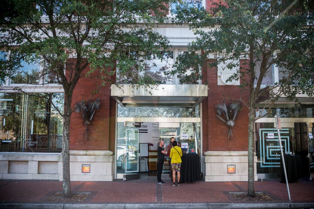 People gather outside the Contemporary Arts Museum, where Serena Williams will be getting married later this evening in New Orleans, Louisiana on November 16, 2017. / AFP / Emily KASK
