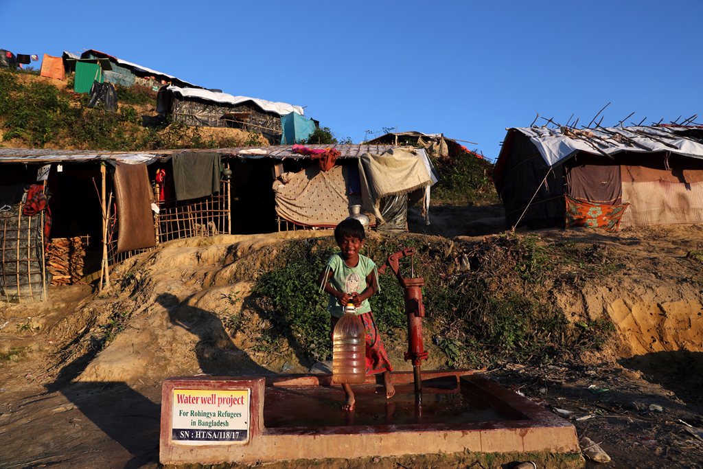 A Rohingya refugee girl collects drinking water from a tube-well in the Jamtoli refugee camp in Cox's Bazar, Bangladesh November 18, 2017. REUTERS/Mohamamd Ponir Hossain
