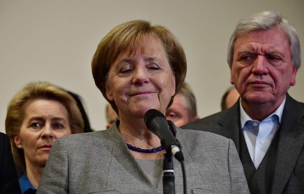 German Chancellor and leader of the Christian Democratic Union (CDU) party, Angela Merkel, closes her eyes while speaking after exploratory talks on forming a new government broke down on November 19, 2017 in Berlin. AFP / Tobias SCHWARZ
