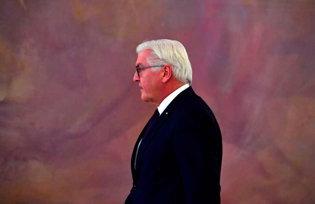 German President Frank-Walter Steinmeier leaves after addressing a press conference in Berlin on November 20, 2017, after coalition talks to form a new government failed overnight.  AFP / John MACDOUGALL
