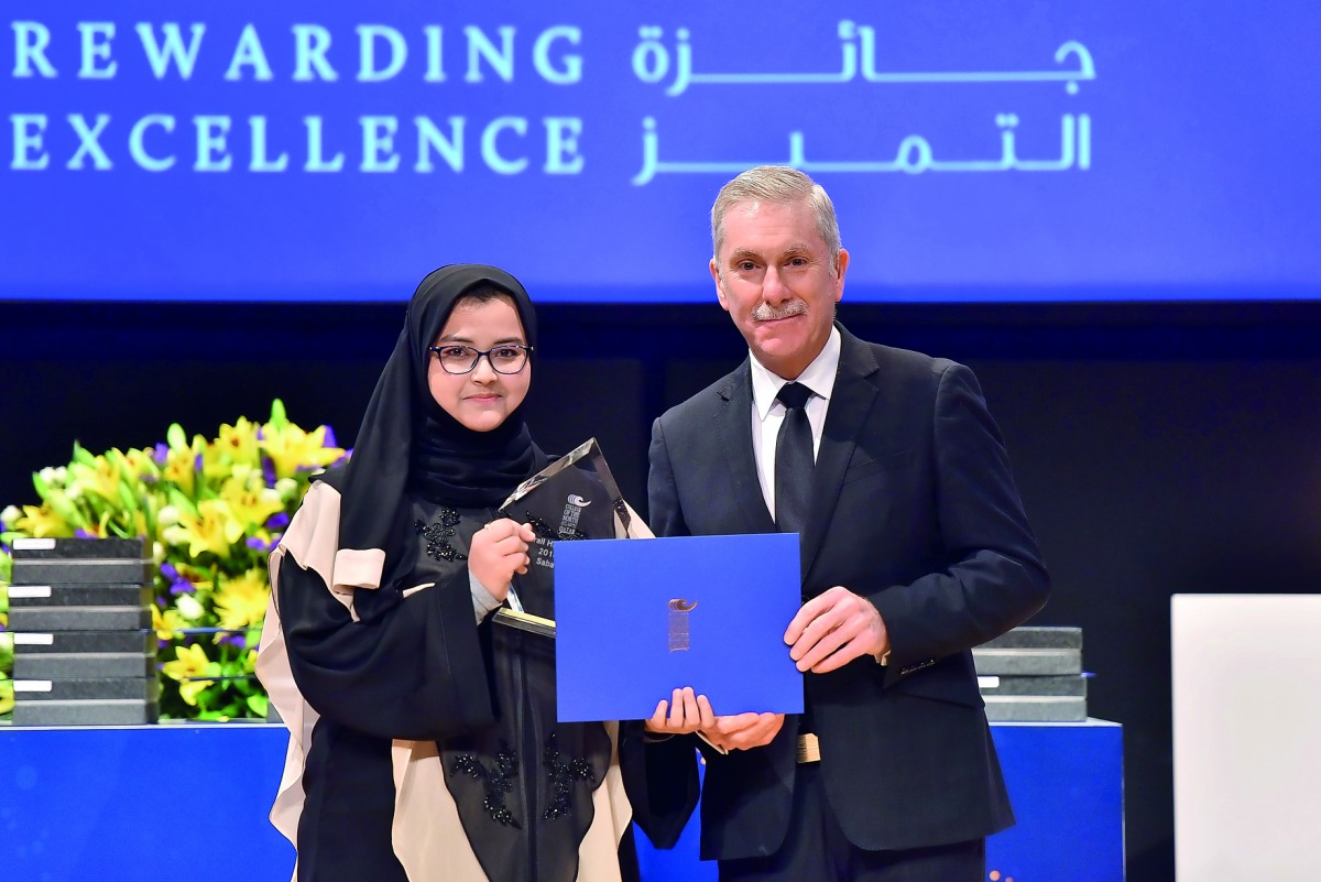 A CNA-Q student receives the award. 
