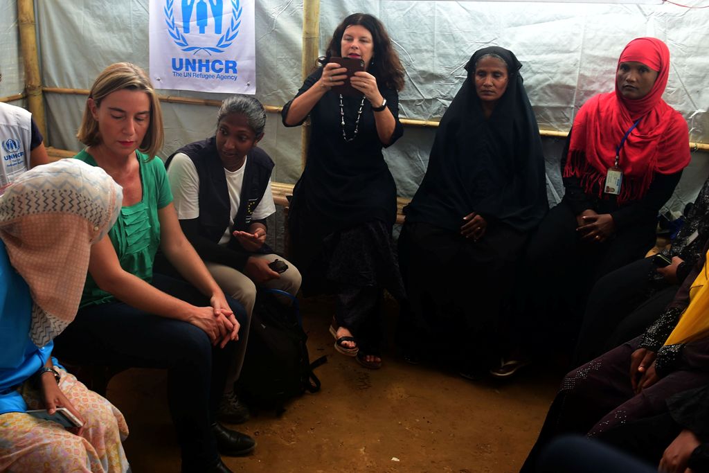 EU's diplomatic chief Federica Mogherini (2L) talks to Rohingya refugees during her visit to the Kutupalong refugee camp in the Bangladeshi distrcit of Ukhia on November 19, 2017. /AFP /Munir UZ ZAMAN