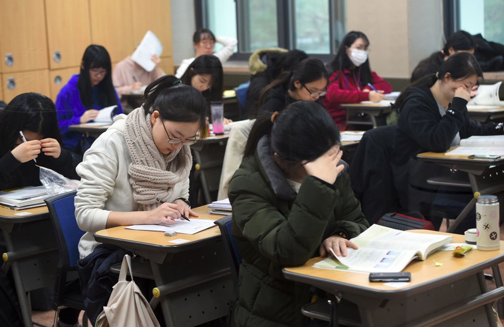 Students prepare to take the annual College Scholastic Ability Test, a standardised exam for college entrance, at a high school in Seoul on November 23, 2017. / AFP / JUNG Yeon-Je