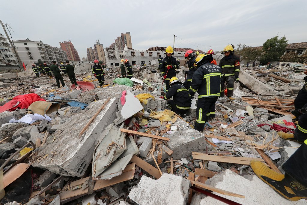 Rescue workers work at the site of a blast in Ningbo, Zhejiang province, China November 26, 2017. REUTERS.