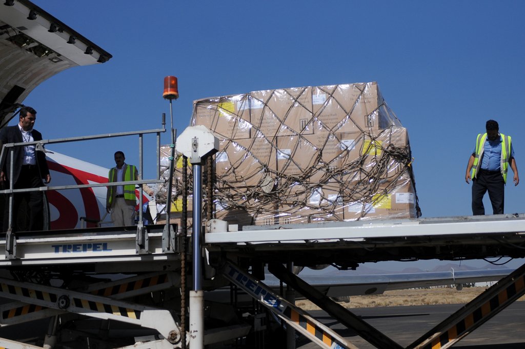 Workers unload aid shipment from a plane at the Sanaa airport, Yemen November 25, 2017. REUTERS/Stringer
