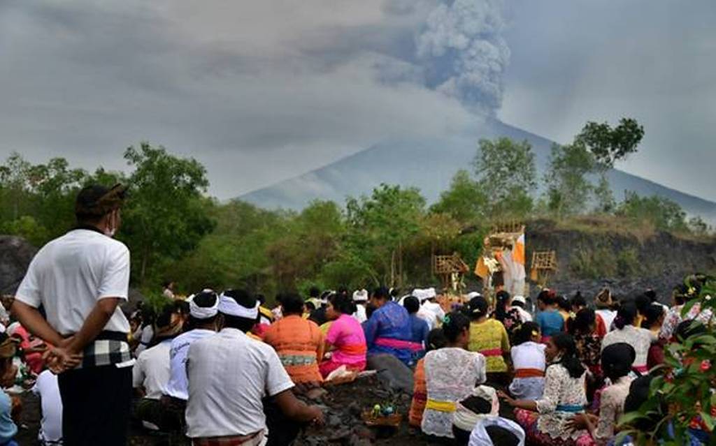 Indonesian authorities have now raised the highest alert warning for Bali's Mount Agung volcano. (Photo: AFP/Sonny Tumbelaka).