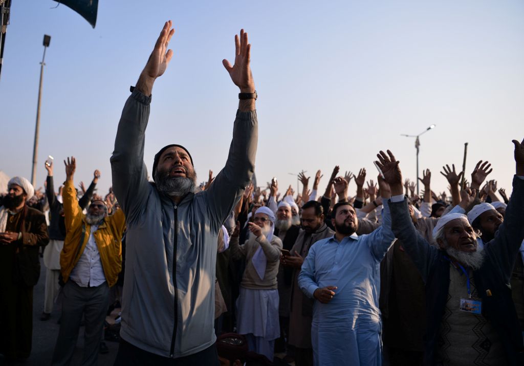 Pakistani protesters from the Tehreek-i-Labaik Yah Rasool Allah Pakistan (TLYRAP) religious group shout religious slogans during a protest in Islamabad on November 26, 2017. / AFP / AAMIR QURESHI