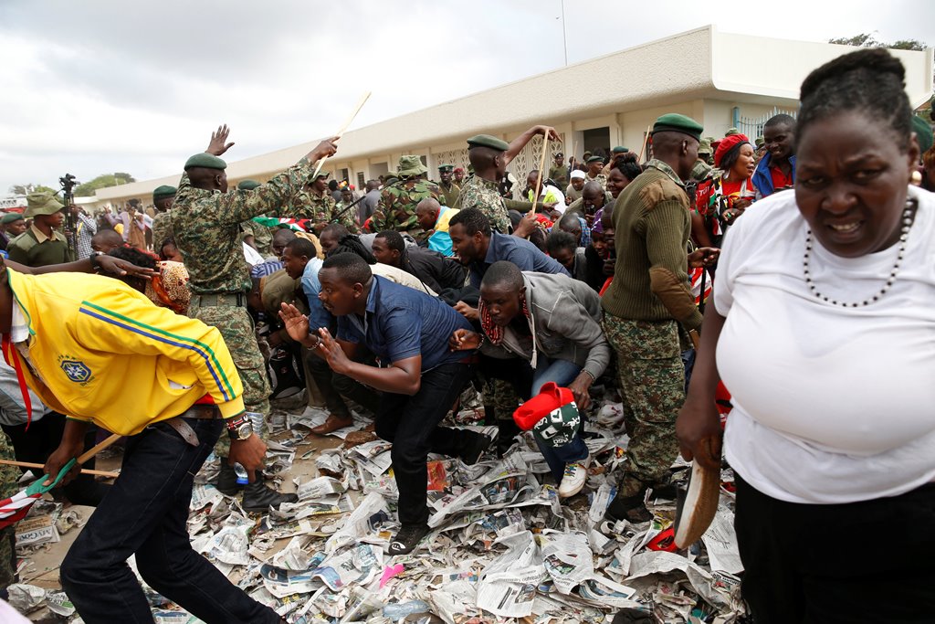 People barge into the stadium grounds ahead of the inauguration ceremony to swear in Kenya's President Uhuru Kenyatta at Kasarani Stadium in Nairobi, Kenya November 28, 2017. REUTERS/Baz Ratner
