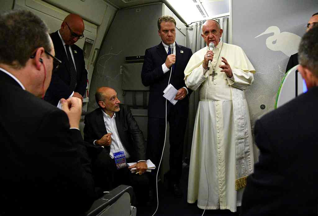Pope Francis speaks to reporters during a news conference on board of a plane on December 2, 2017, during a flight back from a seven-day trip to Myanmar and Bangladesh./ AFP.