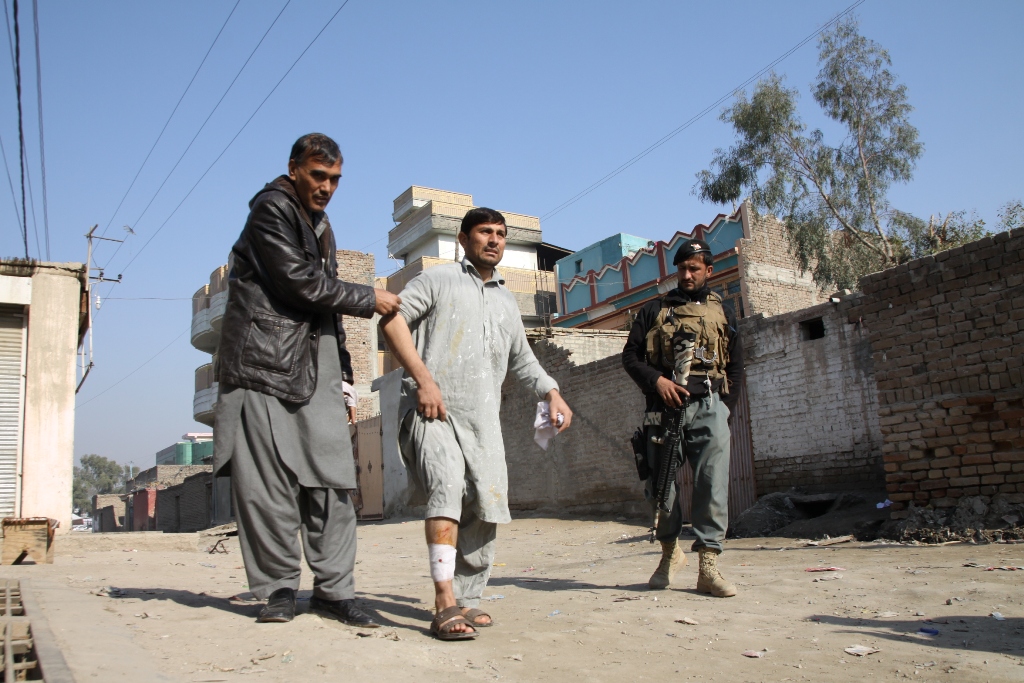 Woundeds are taken out of the site of bomb attacks in Jalalabad, Afghanistan on December 2, 2017.  Zabihullah Ghazi - Anadolu
