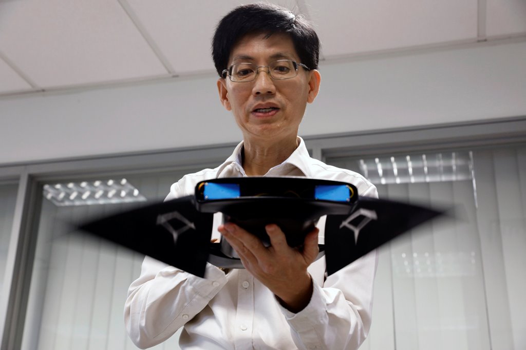 NUS Department of Mechanical Engineering researcher Chew Chee Meng showcases their aquatic robot manta ray 