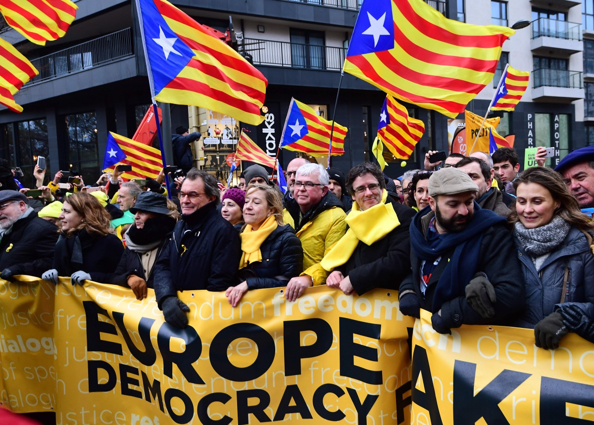 Catalonia's deposed regional president Carles Puigdemont (3-R) looks on during a pro-independence demonstration on December 7, 2017 in Brussels. Belgian police said 45,000 protesters gathered in Brussels on December 7 to show support for Catalonia's depos