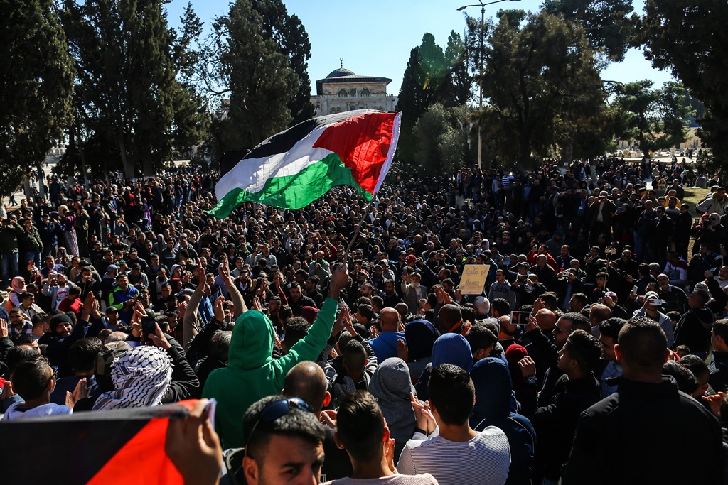 Muslim worshipers gathering to perform the first Friday Prayer at al-Aqsa Mosque compound ( Salih Zeki Fazl?o?lu - Anadolu Agency )