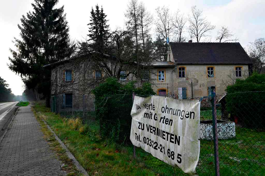  banner advertising a house to rent is pictured in Alwine, a splinter settlement of the town Uebigau-Wahrenbrueck, eastern Germany, on November 30, 2017. (AFP / Tobias Schwarz)