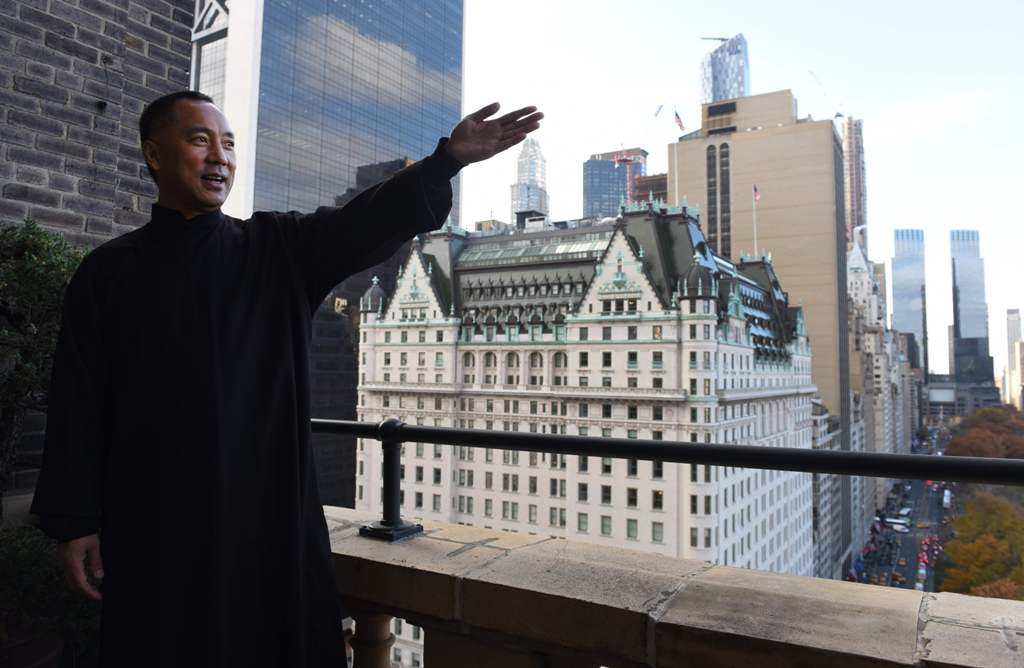 Billionaire Guo Wengui, who is seeking asylum in the United States after accusing officials in his native China of corruption, poses at his New York City apartment on November 28, 2017. / AFP.