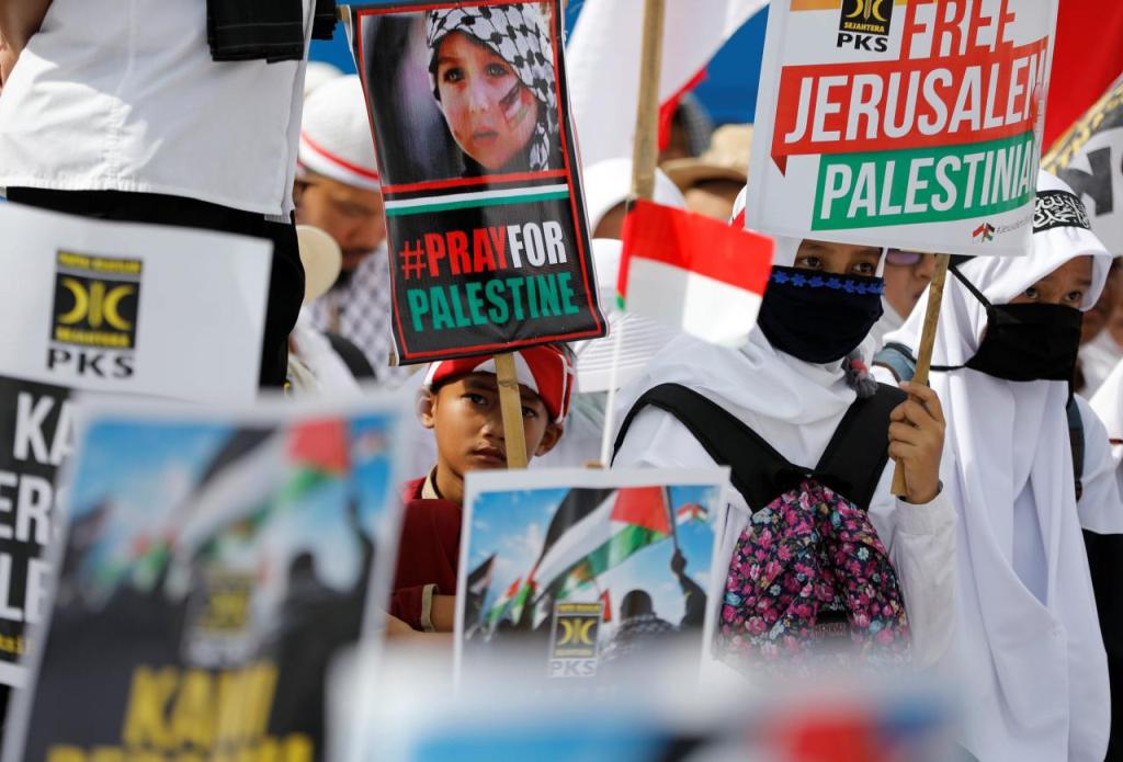 Protesters hold a rally outside the U.S. embassy in Jakarta, Indonesia, to condemn the U.S. decision to recognise Jerusalem as Israel's capital, December 10, 2017. REUTERS/Darren Whiteside.