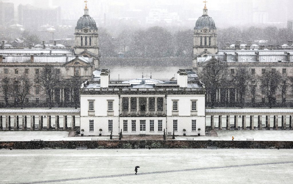 A pedestrian walks through the snow in Greenwich Park, next to National Maritime Museum, London, Britain, December 10, 2017. REUTERS/Simon Dawson TPX IMAGES OF THE DAY