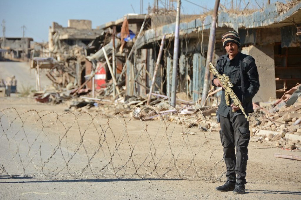 A member of the Iraqi forces guards a checkpoint in the northern Iraqi city of Baiji on November 27, 2017. (AFP PHOTO / Mahmud SALEH).