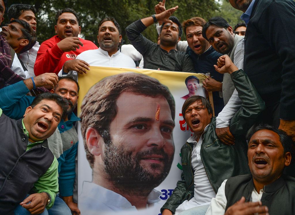 Supporters of the Congress Party shout slogans after the party named Rahul Gandhi president, outside Congress headquarters in New Delhi on December 11, 2017. (AFP / SAJJAD HUSSAIN)