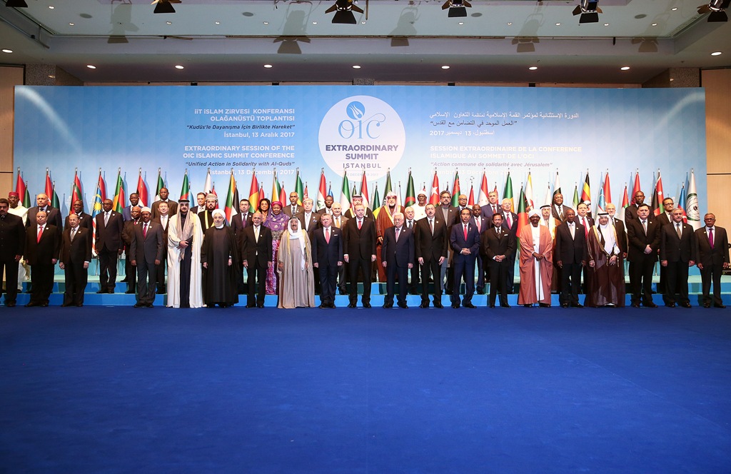 Turkish President Recep Tayyip Erdogan (C) poses with participants for a family photo within the extraordinary summit of the Organization of Islamic Cooperation (OIC) in Istanbul, Turkey on December 13, 2017.
Kayhan Özer - Anadolu
