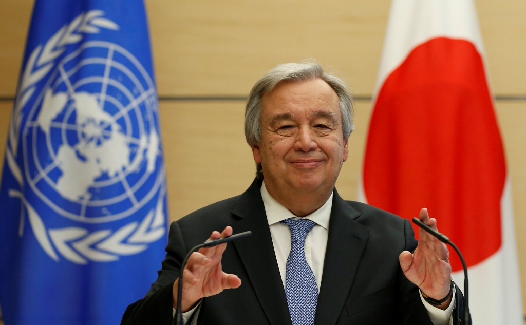 UN Secretary-General Antonio Guterres attends a joint news conference with Japan's Prime Minister Shinzo Abe at Abe's official residence in Tokyo on December 14, 2017. / AFP / POOL / TORU HANAI.