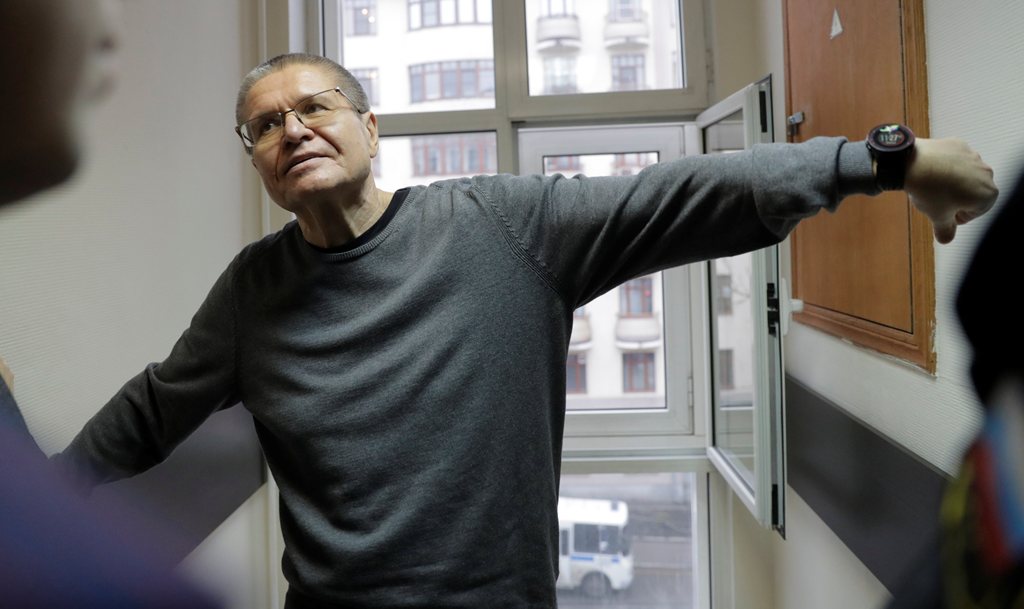 Russian former economy minister Alexei Ulyukayev, who was charged with accepting a bribe, waits for the start of a court hearing in the court building in Moscow, Russia, December 15, 2017. (REUTERS/Tatyana Makeyeva)