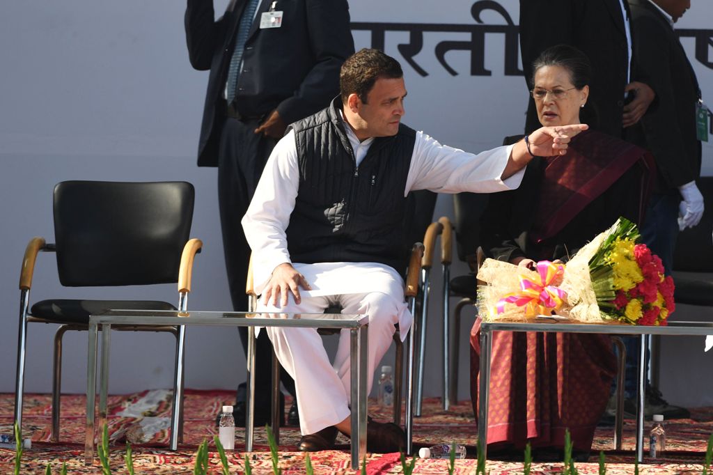 Newly elected President of the Indian National Congress party Rahul Gandhi (C) gestures next her mother and former party President Sonia Gandhi during a ceremony at congress headquarters in New Delhi on December 16, 2017. / AFP.