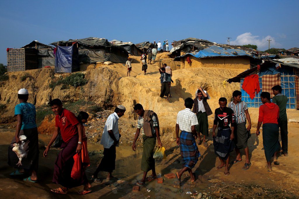 Rohingya refugees make their way at the Kutupalong refugee camp near Cox's Bazar, Bangladesh December 19, 2017. REUTERS/Alkis Konstantinidis