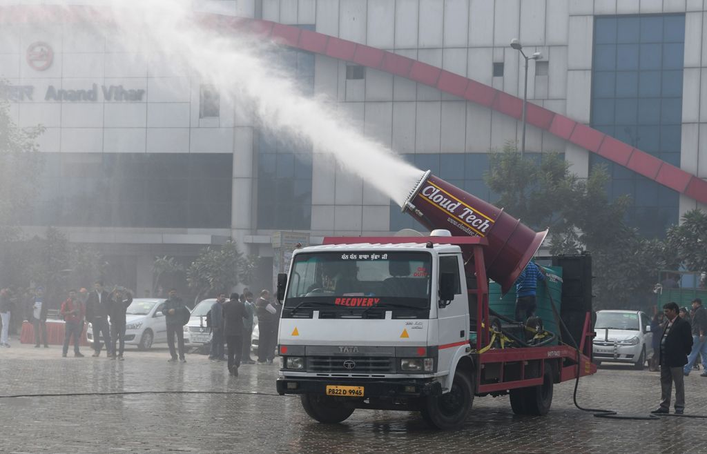 A view of an anti-smog gun trial in New Delhi on December 20, 2017. / AFP