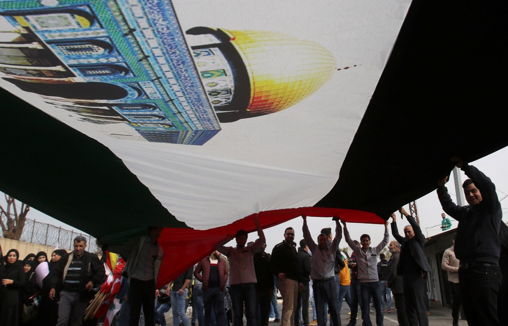 Palestinian and Lebanese protest in Lebanon's southern border town of Naqura on December 21, 2017 to denounce the US decision to recognise Jerusalem as the capital of Israel. / AFP / MAHMOUD ZAYYAT