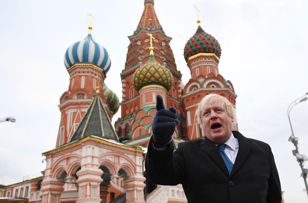British Foreign Secretary Boris Johnson stands in front of Saint Basil's cathedral in Red square in Moscow on December 22, 2017 after a meeting with his Russian counterpart. (AFP / POOL / Stefan Rousseau)