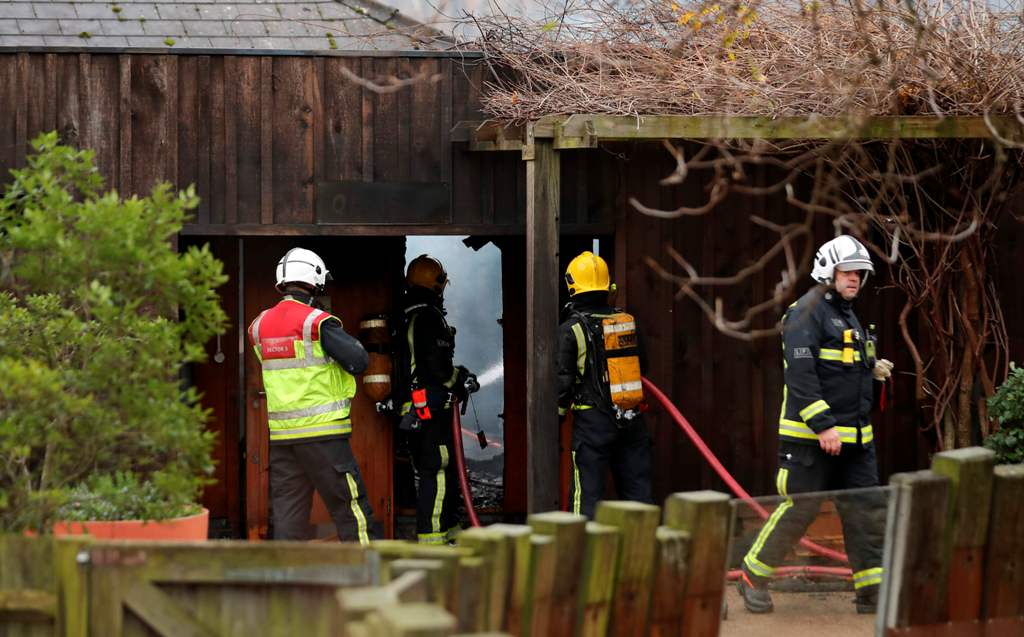 London Fire Brigade firefighters control a fire that broke out at a cafe and shop at London Zoo in London on December 23, 2017.   AFP / DANIEL LEAL-OLIVAS

