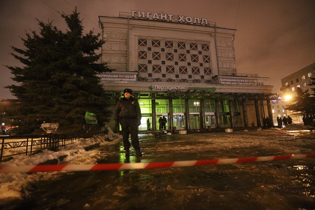 Police officers stand guard outside the supermarket in Kalinina Square after an explosion in St. Petersburg, Russia on December 27, 2017. A total of nine people were injured after an explosion hit a store in St. Petersburg, Russia. (Sergey Mihailicenko - 